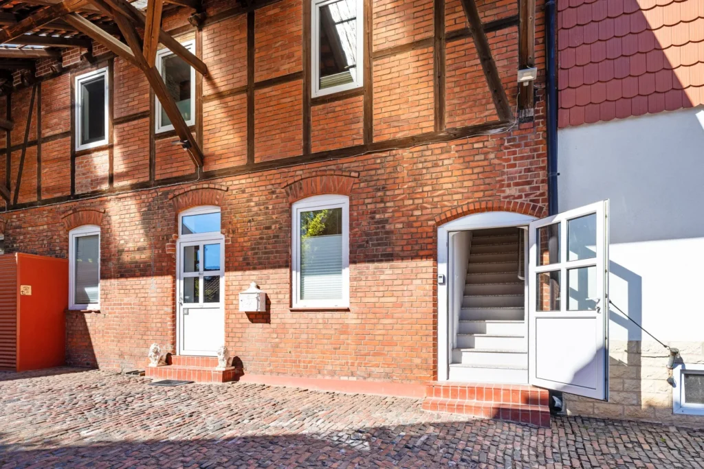Historisk bindingsværkshus med indgang